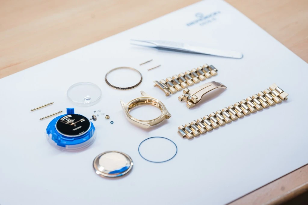 parti di un orologio in laboratorio