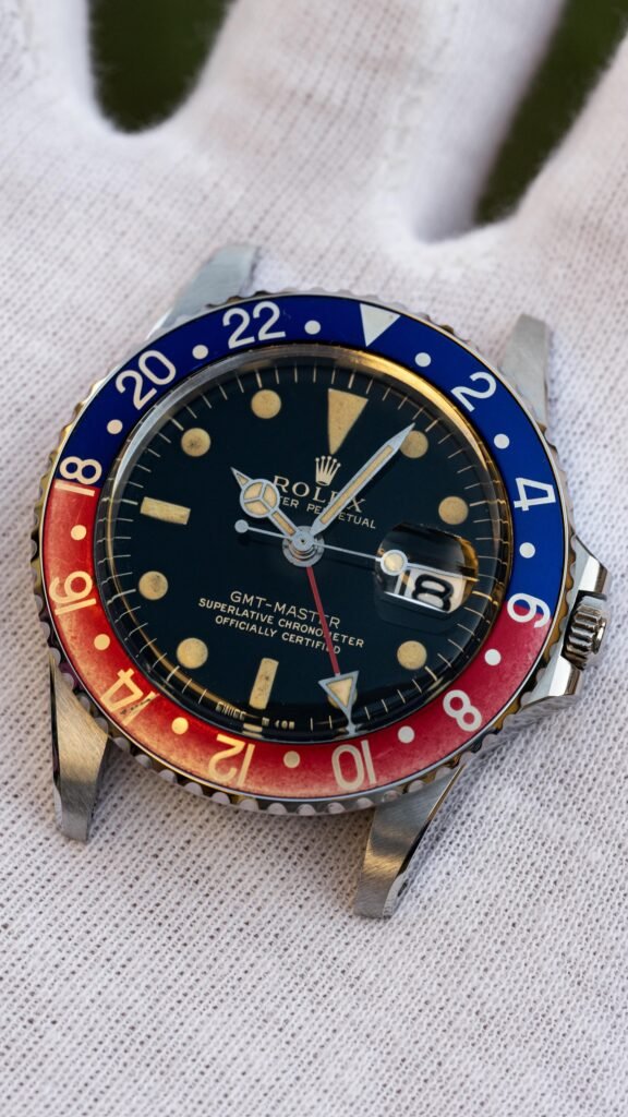 Dettaglio delle finiture e dei profili di una ghiera di un Rolex dopo il restauro