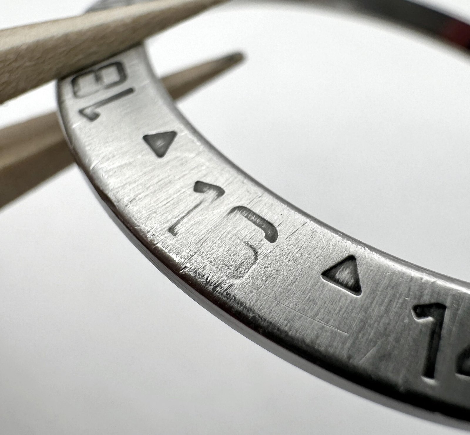 Dettaglio della ghiera di un orologio prima della lavorazione