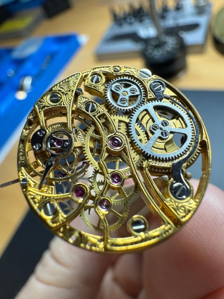 meccanismo di un orologio durante una revisione